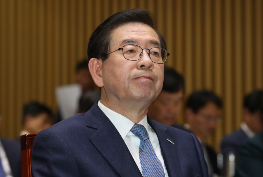 질의 듣는 박원순 서울시장  박원순 서울시장이 18일 서울 중구 서울시청에서 열린 국회 행정안전위원회의 서울시 국정감사에서 의원 질의를 듣고 있다. 2018.10.18